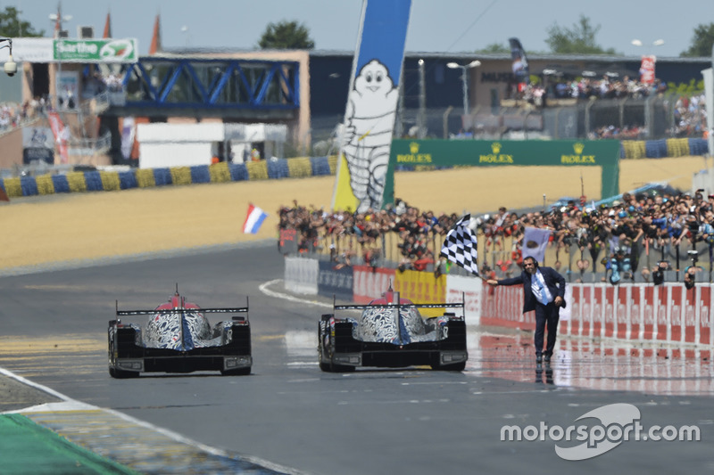 Checkered flag for #38 DC Racing Oreca 07 Gibson: Ho-Pin Tung, Oliver Jarvis, Thomas Laurent, #37 DC