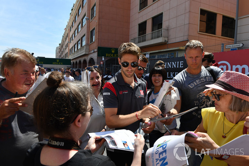 Romain Grosjean, Haas F1 signe des autographes pour les fans