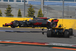 Столкновение: Ромен Грожан, Haas F1 VF-17, и Джолион Палмер, Renault Sport F1 RS17