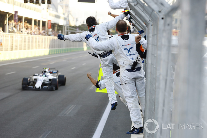 Lance Stroll, Williams FW40, agradece a sus mecánicos al final