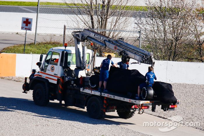 Una grúa retira el coche accidentado de Lance, Williams FW40