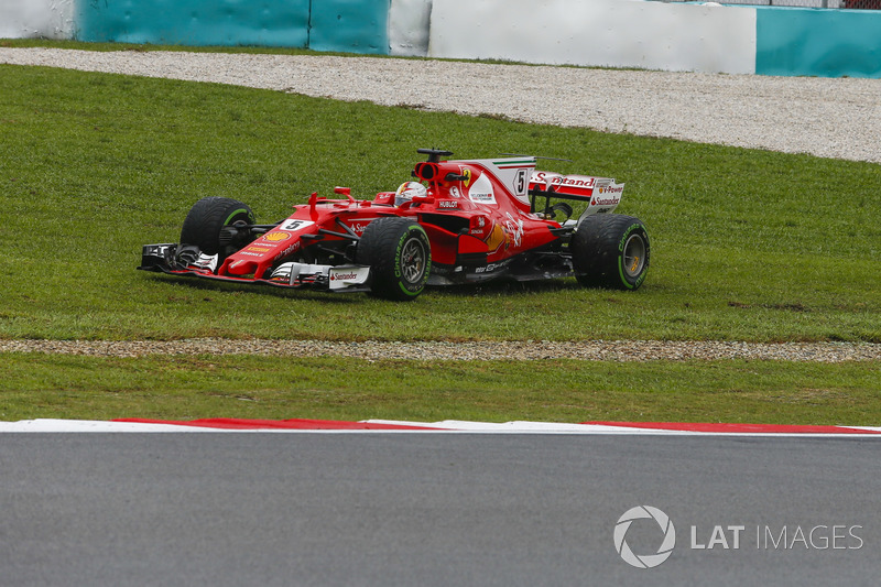Sebastian Vettel, Ferrari SF70H runs wide