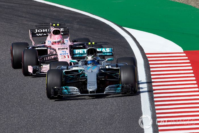 Valtteri Bottas, Mercedes AMG F1 W08, Esteban Ocon, Sahara Force India F1 VJM10