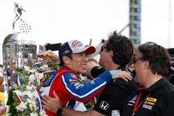 Winner Takuma Sato, Andretti Autosport Honda celebrates with team owner Michael Andretti, Andretti Autosport team owner and Bryan Herta