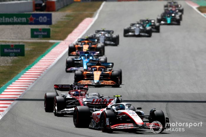 Mick Schumacher, Haas VF-22, Valtteri Bottas, Alfa Romeo C42, Daniel Ricciardo, McLaren MCL36 