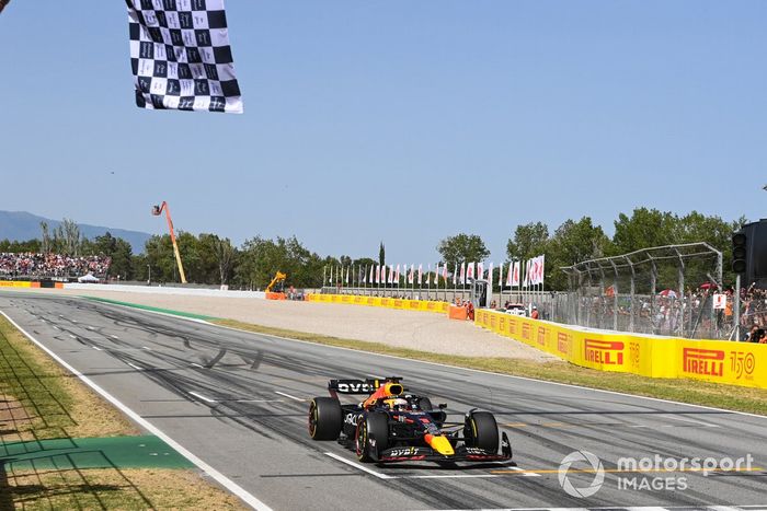 Ganador Max Verstappen, Red Bull Racing RB18, toma la bandera a cuadros 