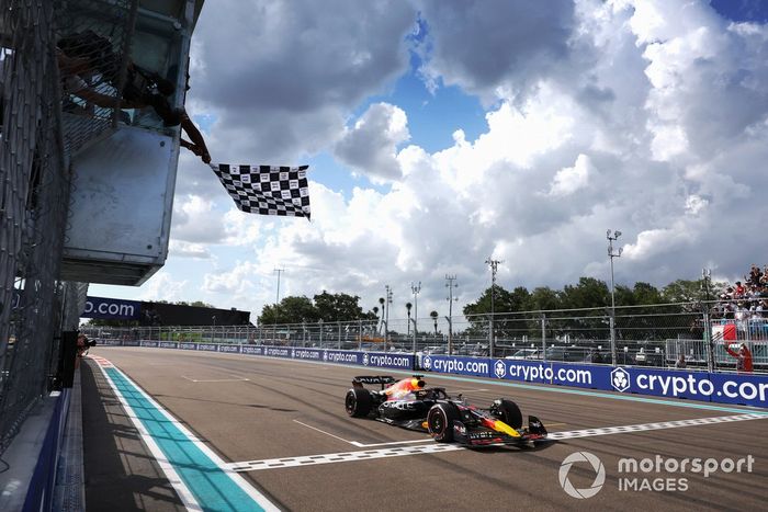 Max Verstappen, Red Bull Racing RB18, 1ª posición, ve la bandera a cuadros