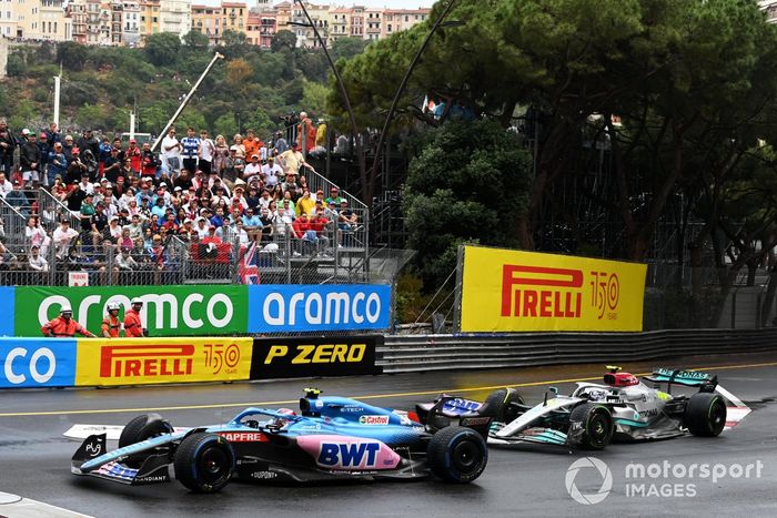 Lewis Hamilton, Mercedes W13, hace contacto con Esteban Ocon, Alpine A522