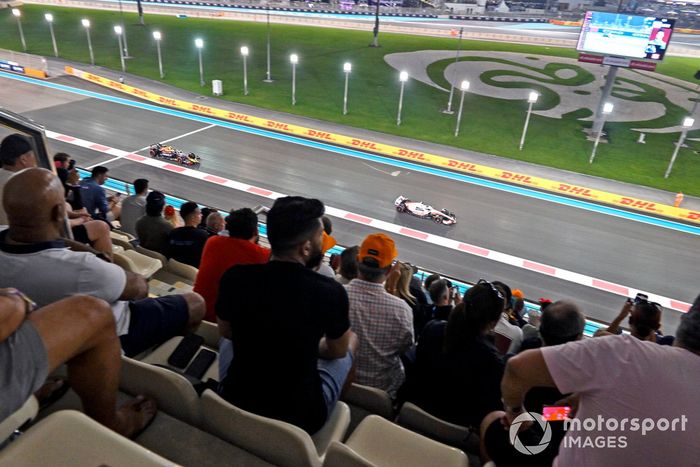 Los aficionados observan el paso de Mick Schumacher, el VF-22 de Haas