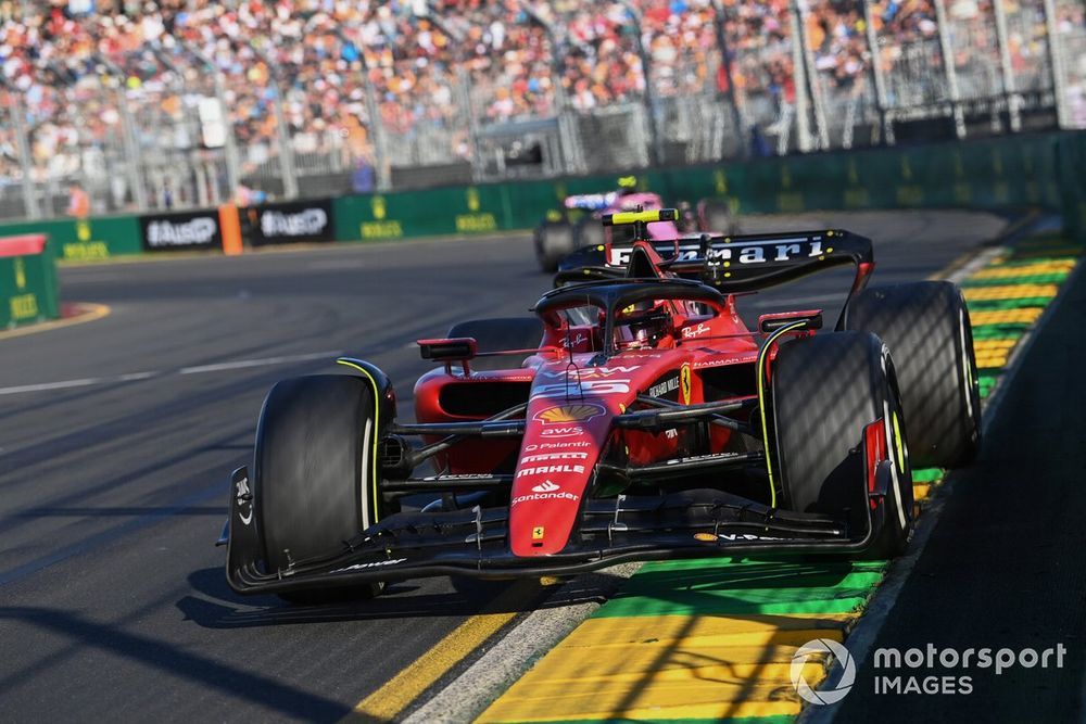 Carlos Sainz, Ferrari SF-23, adelanta a Pierre Gasly, Alpine A523