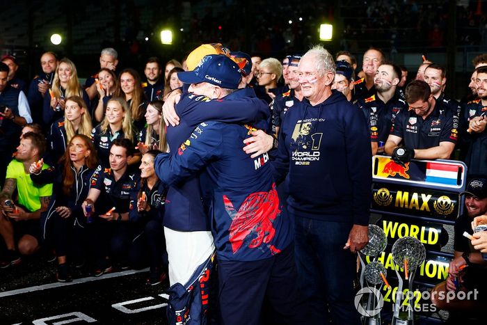 Adrian Newey, director técnico de Red Bull Racing, Helmut Marko, asesor de Red Bull Racing, Max Verstappen, Red Bull Racing, Christian Horner, director del equipo, Red Bull Racing, celebrando la victoria y el mundial