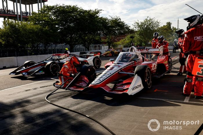 Scott McLaughlin, Team Penske Chevrolet, hace un pit stop