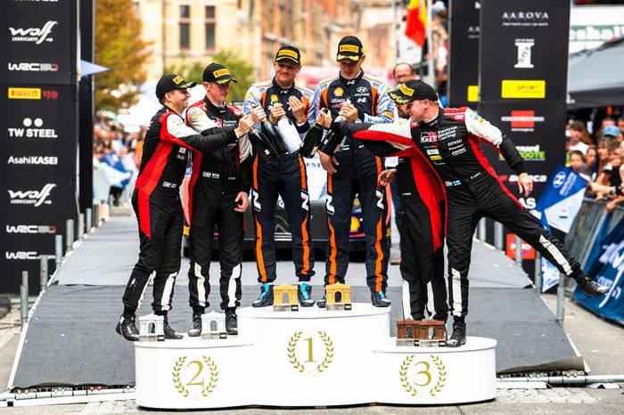 Podio: Ganadores Ott Tanak, Martin Jarveoja, Hyundai World Rally Team Hyundai i20 N Rally1, segundo lugar Elfyn Evans, Scott Martin, Toyota Gazoo Racing WRT Toyota GR Yaris Rally1, tercer lugar Esapekka Lappi, Janne Ferm, Toyota Gazoo Racing WRT Toyota GR Yaris Rally1