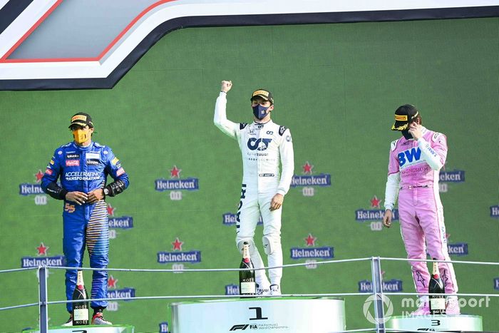 Podio: segundo lugar Carlos Sainz Jr., McLaren, ganador Pierre Gasly, AlphaTauri, y tercer lugar Lance Stroll, Racing Point