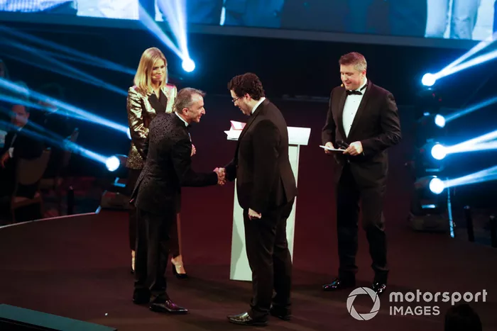 Paddy Lowe le da su premio a Owen Heaney