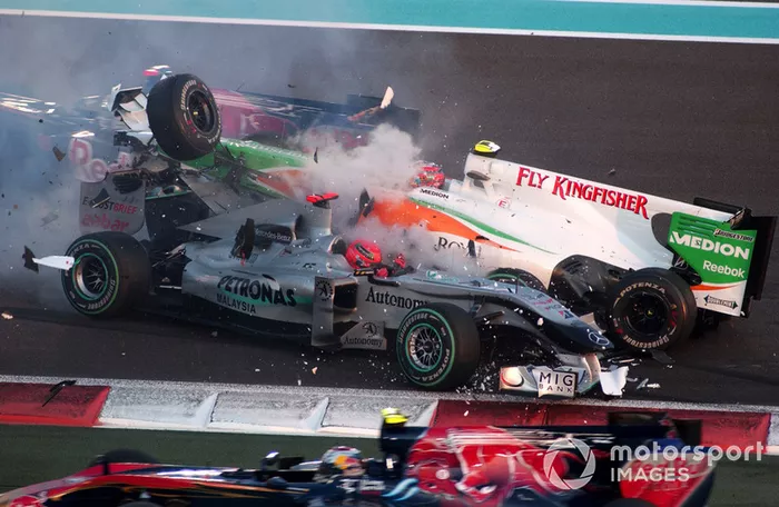 Michael Schumacher, Mercedes GP MGP W01 hace un trompo con Vitantonio Liuzzi, Force India VJM03