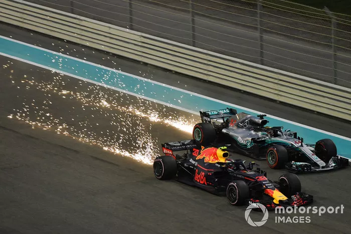 Max Verstappen, Red Bull Racing RB14 y Lewis Hamilton, Mercedes AMG F1