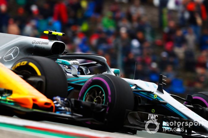 Valtteri Bottas, Mercedes AMG F1 W09 EQ Power+, y Fernando Alonso, McLaren MCL33