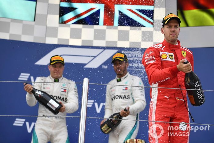 Podio: tercer lugar Sebastian Vettel, Ferrari, ganador Lewis Hamilton, Mercedes AMG F1y el segundo lugar Valtteri Bottas, Mercedes AMG F1 celebran