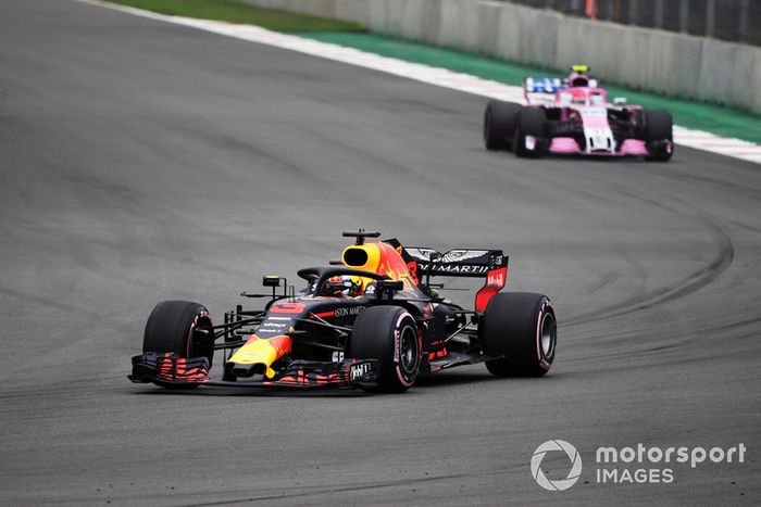 Daniel Ricciardo, Red Bull Racing RB14 y Esteban Ocon, Racing Point Force India VJM11 