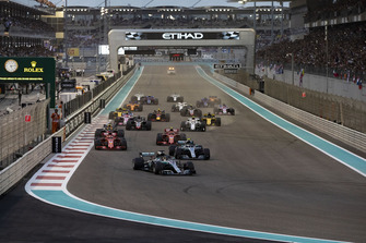 Lewis Hamilton, Mercedes-AMG F1 W09 leidt bij de start