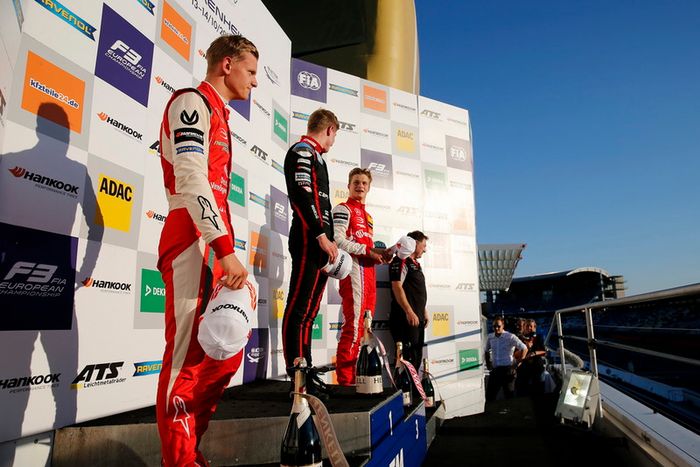 Podio: ganador de la carrera Jüri Vips, Motopark Dallara F317 - Volkswagen, Champion Mick Schumacher, PREMA Theodore Racing Dallara F317 - Mercedes-Benz, tercer lugar Ralf Aron, PREMA Theodore Racing Dallara F317 - Mercedes-Benz