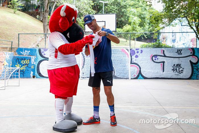 Max Verstappen y Daniel Ricciardo, Red Bull Racing juegan Futsal en Brasil