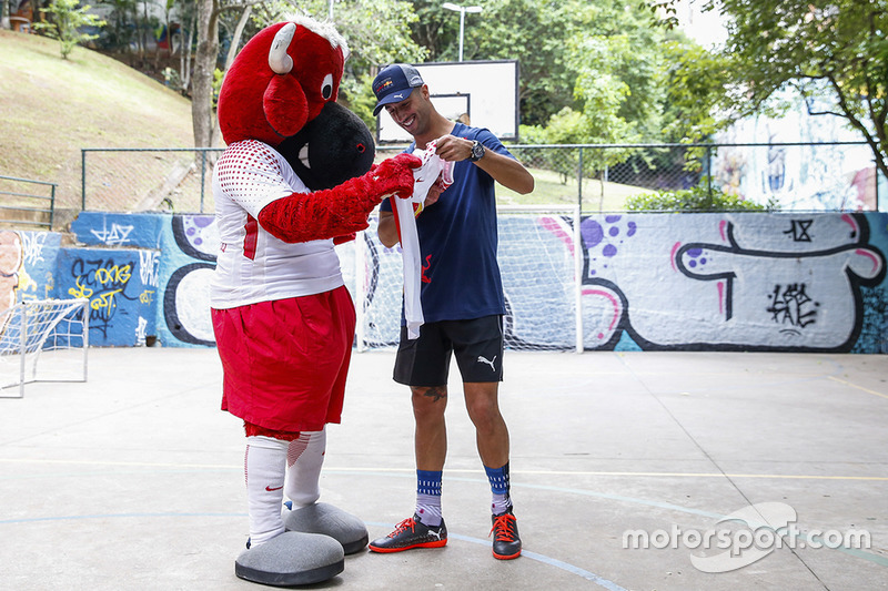 Max Verstappen y Daniel Ricciardo, Red Bull Racing juegan Futsal en Brasil
