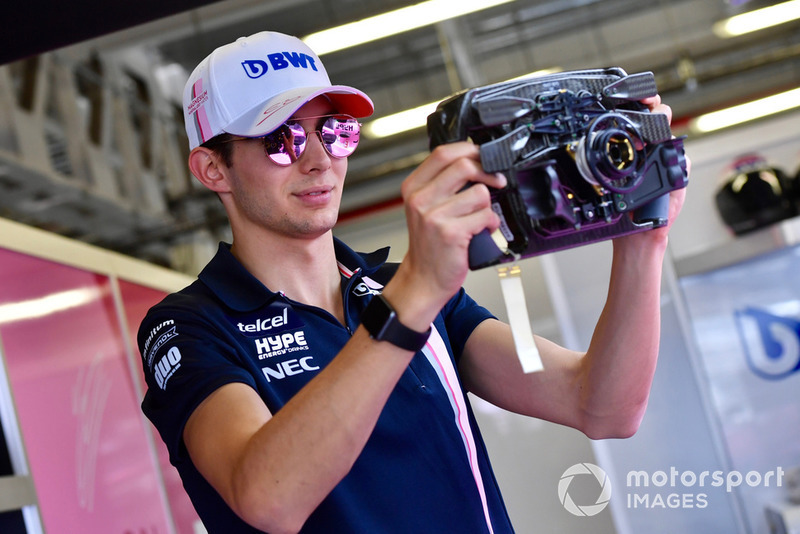 Esteban Ocon met stuurtje