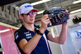 Esteban Ocon, Racing Point Force India F1 Team, con il suo volante