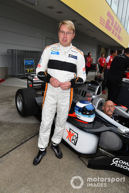 Mika Hakkinen y McLaren MP4-13 en Leyendas F1 30 Aniversario vuelta de Demostración