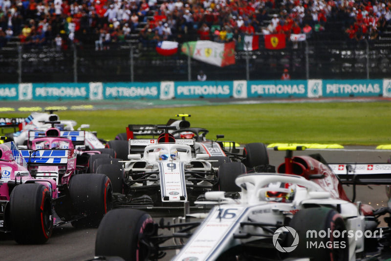 Marcus Ericsson, Sauber C37, Esteban Ocon, Racing Point Force India VJM11, se tocan en la primera curva