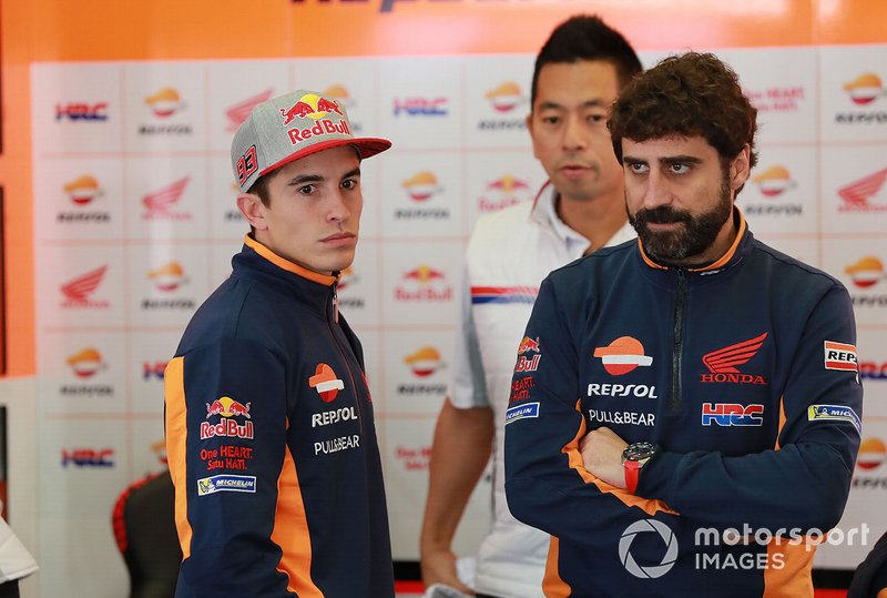 Марк Маркес з керівником своєї команди Санті Ернандесом, Repsol Honda Team