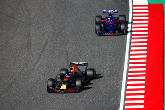 Daniel Ricciardo, Red Bull Racing RB14, voor Pierre Gasly, Scuderia Toro Rosso STR13