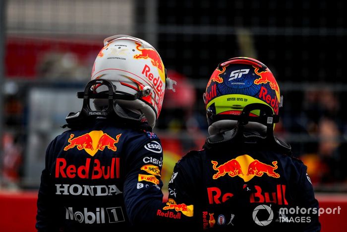 Ganador Max Verstappen, Red Bull Racing y el segundo lugar Sergio Pérez, Red Bull Racing celebran en Parc Ferme