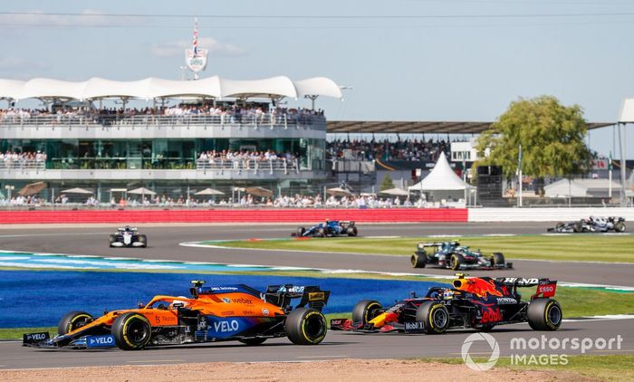 Lando Norris, McLaren MCL35M, Sergio Perez, Red Bull Racing RB16B