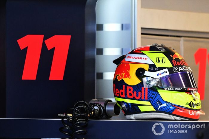 El casco de Sergio Pérez, Red Bull Racing RB16B