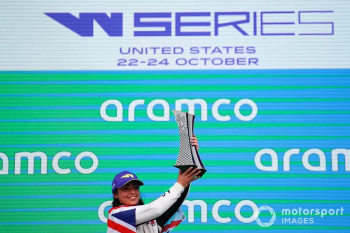 Podio: campeona Jamie Chadwick  celebra