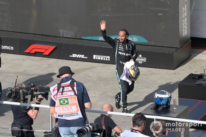 Lewis Hamilton, Mercedes, 1ª posición, lo celebra en el Parc Ferme