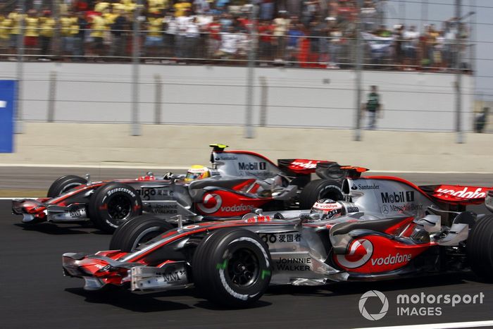 Lewis Hamilton, McLaren MP4-22 Mercedes y Fernando Alonso, McLaren MP4-22 Mercedes van codo con codo en la primera vuelta
