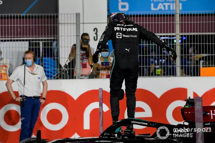 Ganador de la pole position Lewis Hamilton, Mercedes, celebra
