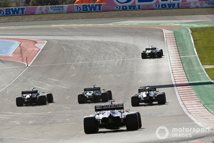 Esteban Ocon, Alpine A521, Sebastian Vettel, Aston Martin AMR21, Fernando Alonso, Alpine A521, Pierre Gasly, AlphaTauri AT02, y Nikita Mazepin, Haas VF-21