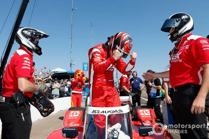 El piloto Scott McLaughlin, del Team Penske Chevrolet, celebra su pole position