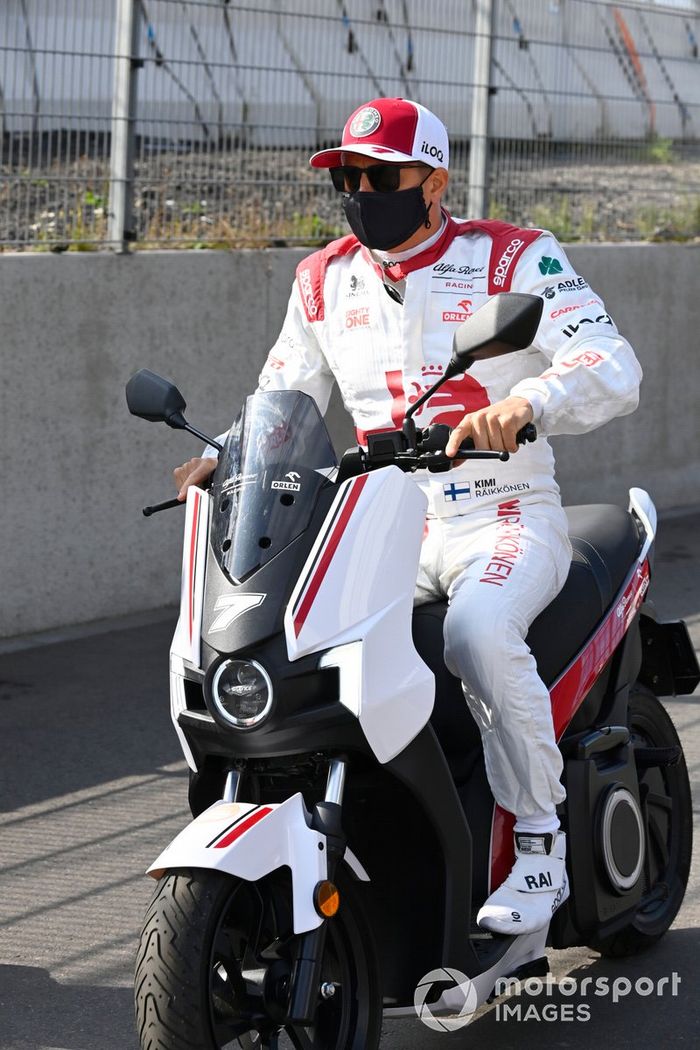 Kimi Raikkonen, Alfa Romeo Racing, en scooter