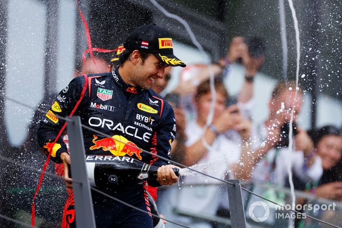 Sergio Pérez, Red Bull Racing, 3ª posición, rocía Champán en el podio