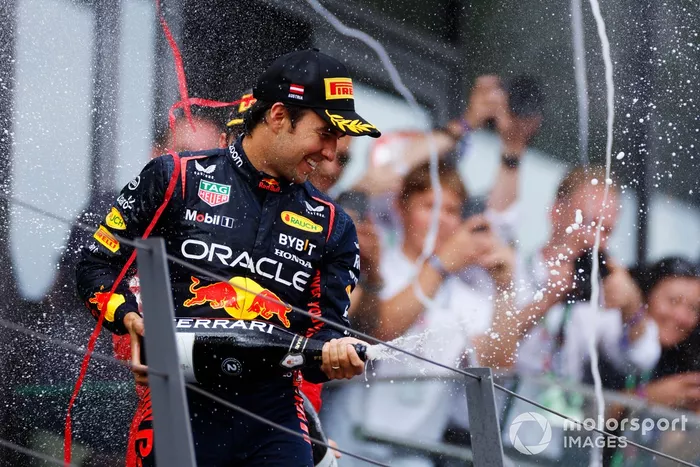 Sergio Pérez, Red Bull Racing, 3ª posición, rocía Champán en el podio