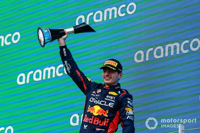 Max Verstappen, Red Bull Racing, 1ª posición, levanta su trofeo