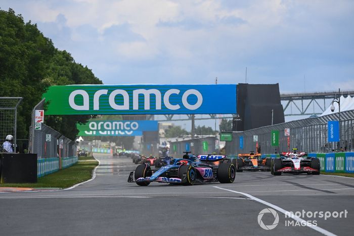 Esteban Ocon, Alpine A523, Nico Hulkenberg, Haas VF-23, Oscar Piastri, McLaren MCL60