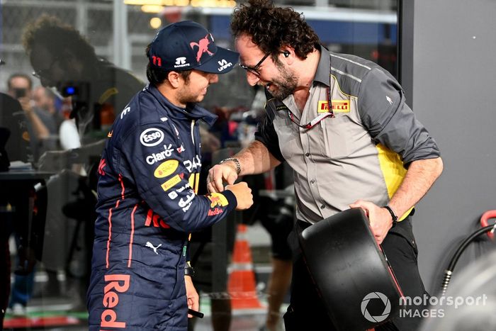 El ganador de la pole, Sergio Pérez, de Red Bull Racing, celebra en el Parc Ferme con un miembro del equipo Pirelli