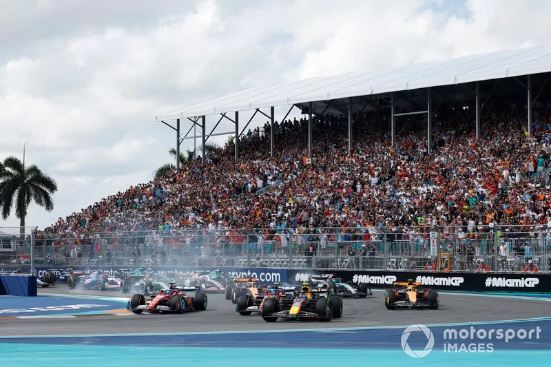 Départ de la course - Max Verstappen, Red Bull Racing RB20 prend le large devant Charles Leclerc, Ferrari SF-24, Lando Norris, McLaren MCL38. 